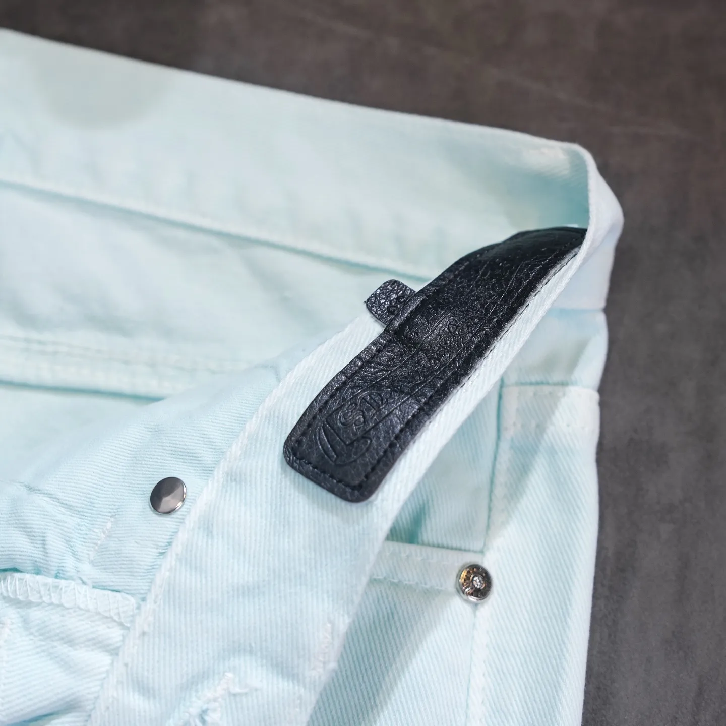 P260 Chrome Hearts light blue blue trousers, pink and blue patchwork leather couple's best friend jeans. CH jeans need to be washed and then disassembled and hand-stitched with sheepskin cross leather and then spliced ​​together. The whole piece has too many craftsmanship to explain. The patches are decorated with cross flowers, and the high-waisted washed jeans! ! Absolutely high-end luxury products, god-level single products and super popular products, made with top heavy industry, a must-see magic weapon. Customized hardware. The fabric is thick and soft after washing. It has good breathability. Customized small leather label. Unique design. The details are simple and elegant, and the workmanship is exquisite. The entire trousers are neatly routed and the details are in place! It’s so cool that both men and women can easily control the genderless trend! Color: Picture color Size: 28 30 32 34 36
